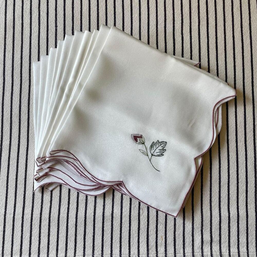 Set of 8 White Sateen Embroidered Scalloped Dinner Napkins